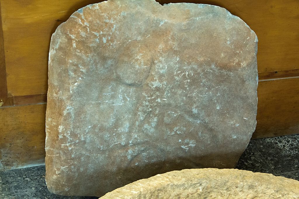 Motýl na falu, reliéf z neznámé doby